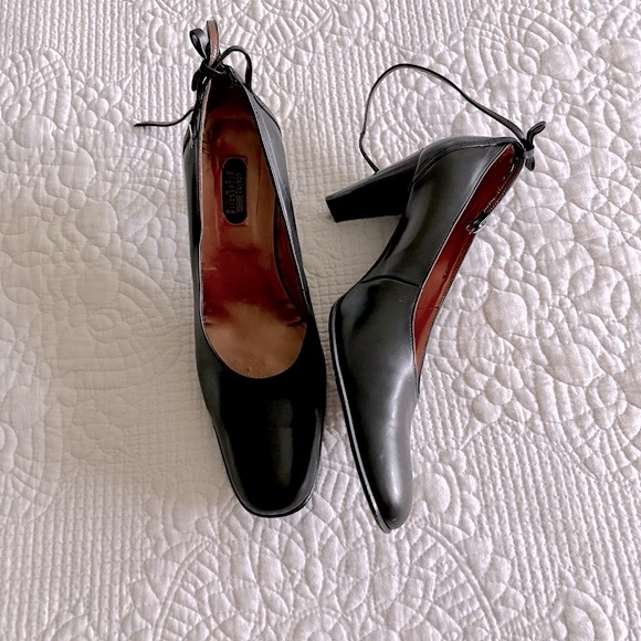 EUC VTG Jean Paul Barriol black leather pump w/ankle strap & bows - Picture 2 of 14